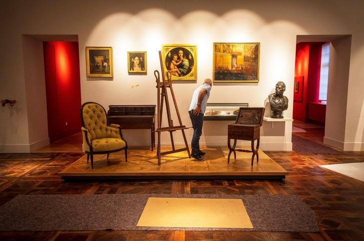 technicien-verifie-installation-salle-musee-Ingres-Bourdelle-Montauban-25-octobre-2019_2_729_484-1
